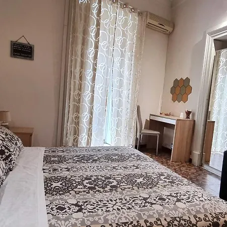 Oda ve Kahvaltı Cortile Stesicoro 4*